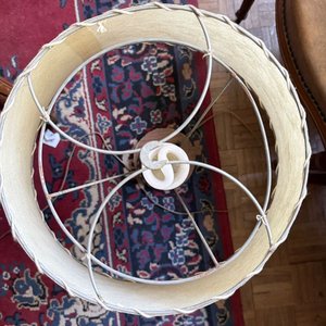 Lámpara de Mesa Antigua con Base de Madera Tallada y Pantalla de Tela - imagen 4