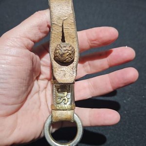 Llavero de Cuero con Detalle Trenzado y Grabado DS - imagen 3