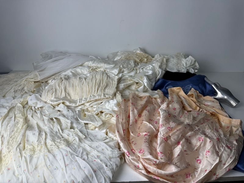 Lote siguiente: Camisones antiguos en seda con puntillas