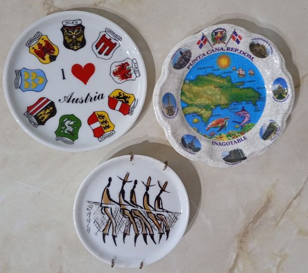 Tres platos decorativos de porcelana de Austria, República Dominicana y Brasil - imagen 1