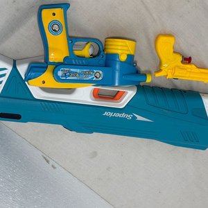 Lote de Juguetes: Peluches, Pistolas, Reproductor CD Panasonic y Más - imagen 34