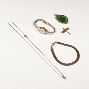 Lote siguiente: Lote de 5 Joyas: Pulsera, Reloj Dama, Cadena y Dos Colgantes