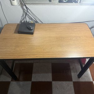 Escritorio Rectangular Tapa Madera Clara y Patas Negras - imagen 7