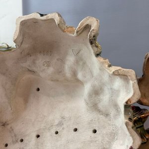 Lote siguiente: Par de Mayólicas Austriacas con Figuras Infantiles, Estilo Rústico