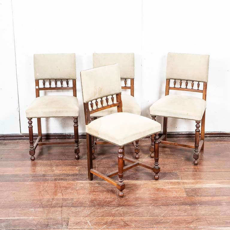 Lote siguiente: Cuatro sillas coloniales tapizadas con tachas para limpiar