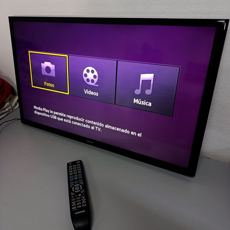 Televisor Samsung LED HD 32" Modelo UN32J4000DG con Control y Soporte de Pared