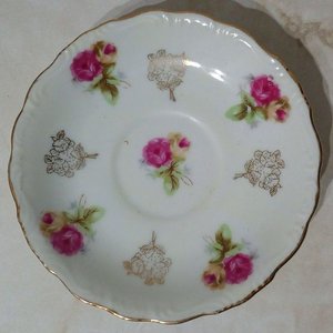 Lote siguiente: Platillo de Porcelana Vintage KTS con Flores Rosas y Borde Dorado
