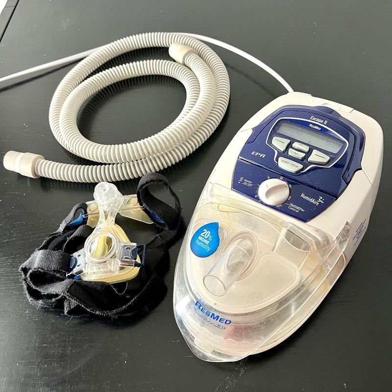 Lote siguiente: Máquina de CPAP ResMed con accesorios