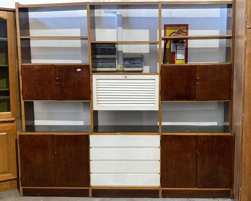 Lote siguiente: Mueble para comedor con estantería de madera y cristal