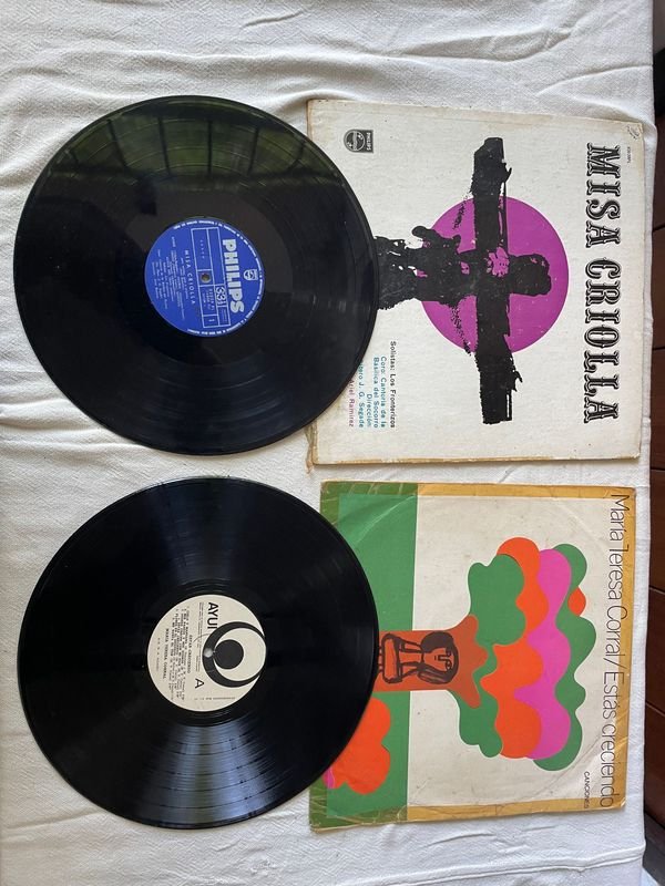 Lote de 2 Discos de Vinilo Usados: Misa Criolla y María Teresa Vera