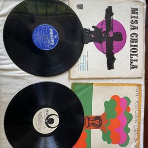Lote anterior: Lote de 2 Discos de Vinilo Usados: Misa Criolla y María Teresa Vera