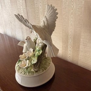 Figura Decorativa Musical de Pájaros Blancos con Flores - imagen 4