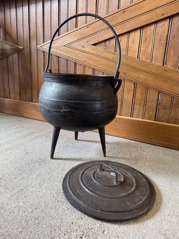 Olla Caldero en Hierro c/Tapa de 3 patas - Venta en Subasta - imagen 6