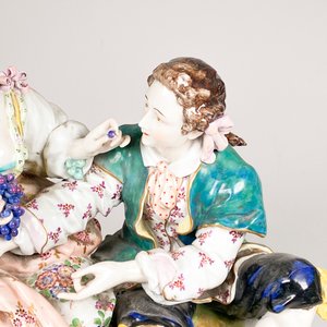 Grupo de Porcelana Alemana: Pareja Sentada con Variada Policromía - imagen 6