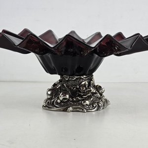 Centro de Mesa Vintage Vidrio Bordó con Base Metálica Ornamentada - imagen 3