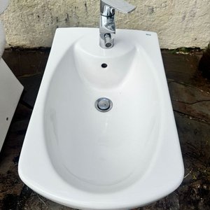 Juego de Baño ROCA Dama Senso: Inodoro con Mochila, Bidet con Grifería HANSGROHE y Bacha - imagen 1