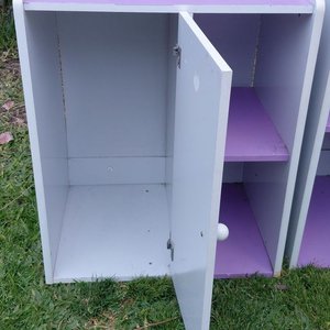 Juego de 2 Mesas de Luz Blancas y Violetas con Cajones y Puerta - imagen 5