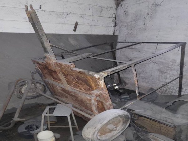 Carro de Carga Metálico con Ruedas y Detalles