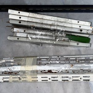 Lote siguiente: Parantes y Estantes Metálicos para Exhibidor