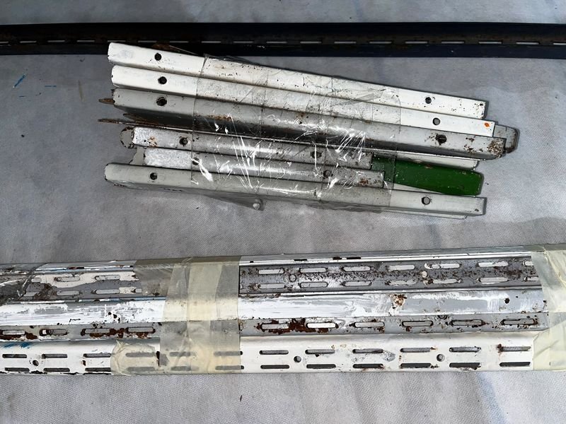 Parantes y Estantes Metálicos para Exhibidor