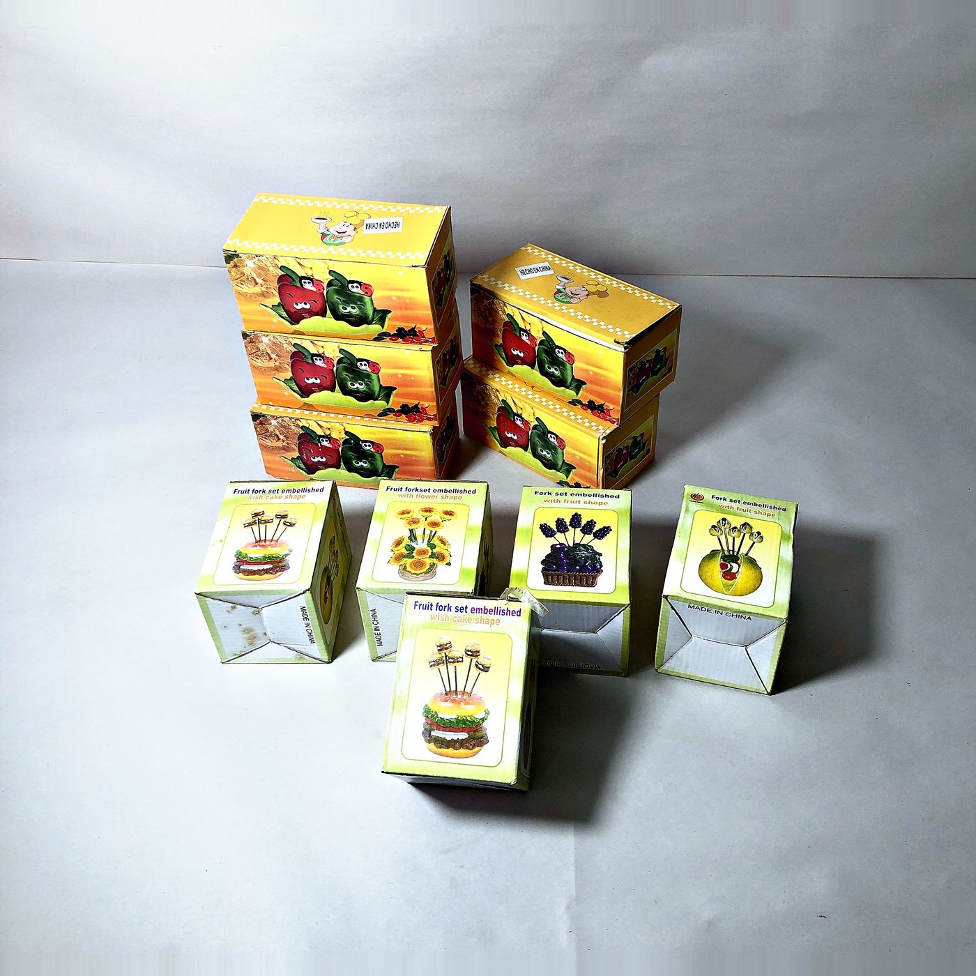 Diez Cajas de Tenedores para Fruta con Adornos y Figuras Decorativas