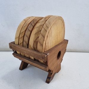 Lote siguiente: L 293 - 6 Posavasos - Set de 6 posavasos en madera rústica con soporte tipo barril, ideales para mesa de living o barra (Con signos de uso)