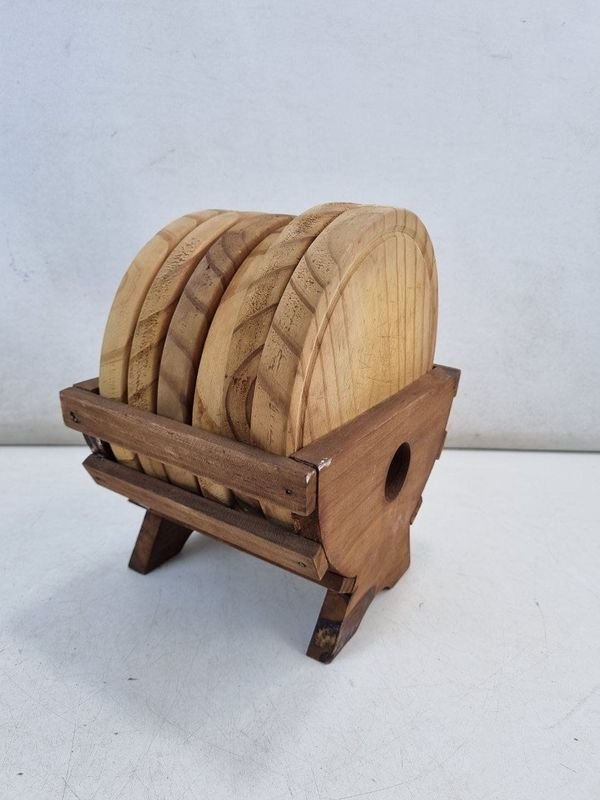 L 293 - 6 Posavasos - Set de 6 posavasos en madera rústica con soporte tipo barril, ideales para mesa de living o barra (Con signos de uso)