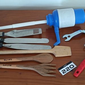 Lote siguiente: Lote de Utensilios de Cocina: Tenedor y Cucharas de Madera, Espátulas, Dispensador de Agua y Cortador de Huevos