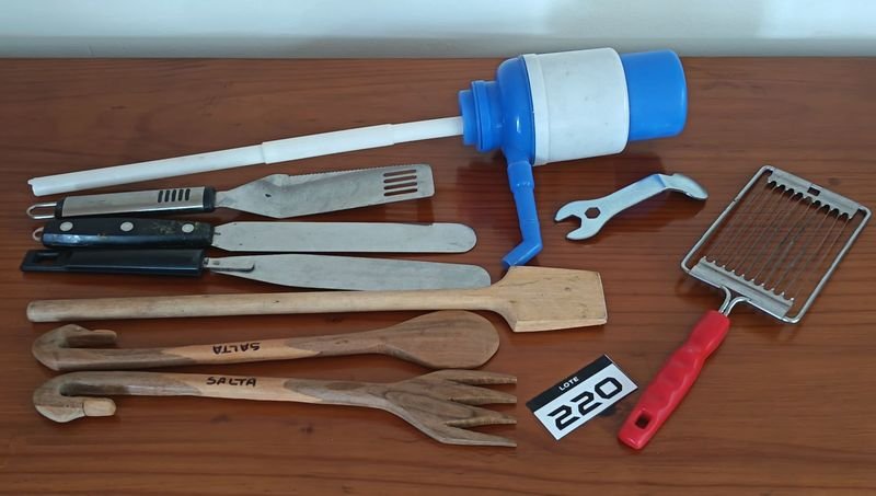Lote de Utensilios de Cocina: Tenedor y Cucharas de Madera, Espátulas, Dispensador de Agua y Cortador de Huevos