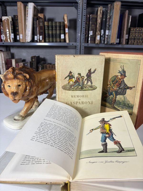 Libros antiguos ilustrados con estatua de león - imagen 4