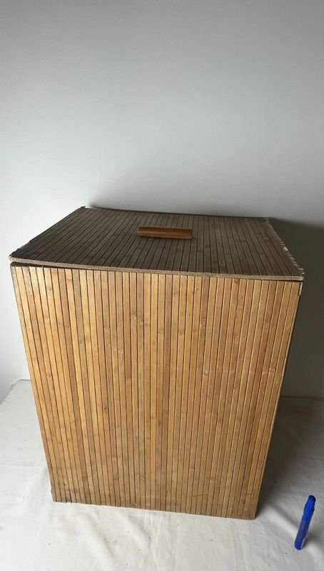 Canasto para ropa sucia de madera con bolígrafo azul - imagen 2