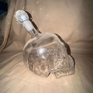 Porrón de Vidrio Transparente con Tapa de Cristal Diseño Calavera - imagen 2