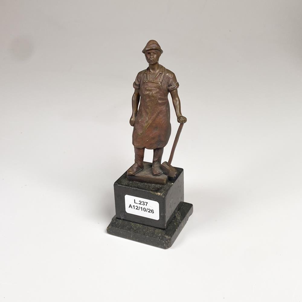 Figura de Bronce Herrero con Base de Mármol Firmada