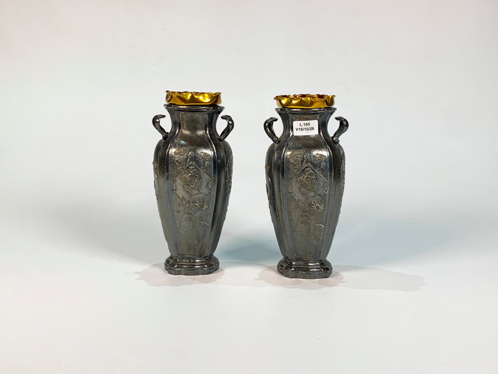 Par de Floreros Cónicos Metálicos Estilo Art Nouveau con Asas Laterales