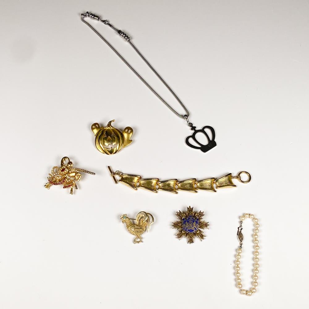Lote de Bijouterie Variada: Broches, Collar y Pulsera