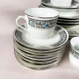 Veintisiete piezas de loza china: platos, pocillos y cremera - imagen 2