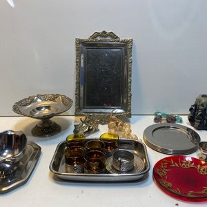 Lote de 23 piezas de bazar y adornos: bandeja, salsera, frutera, vasos ámbar, platos y figuras - imagen 2