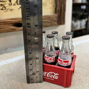 Conjunto Miniatura Coca-Cola: Cajón Madera y Botellitas - imagen 9