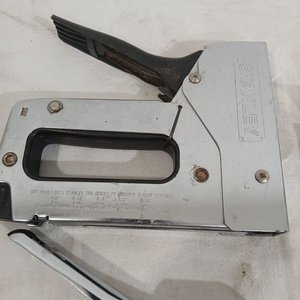 Lote de 3 Engrampadoras Stanley con Cajas de Grampas - imagen 4