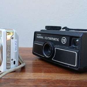 Lote siguiente: Lote de Dos Cámaras Kodak: Digital EasyShare C613 y Analógica Instamatic 11 Vintage