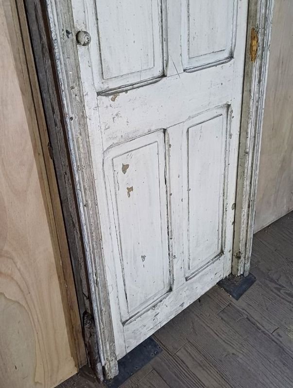 Puerta de madera con problemas de pintura y desgaste - imagen 4