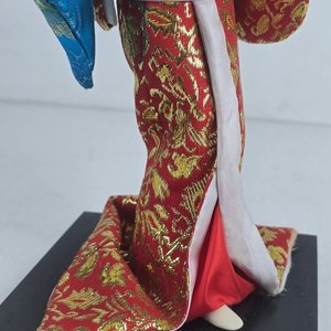 Muñeca Geisha Japonesa Coleccionable con Kimono Rojo y Dorado - imagen 4