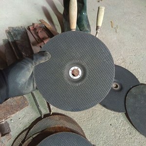 Lote de Discos de Corte, Mensulas, Herramientas y Botas de Goma - imagen 3