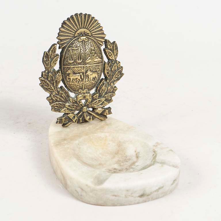 Lote siguiente: Cenicero granito y bronce con escudo Uruguayo