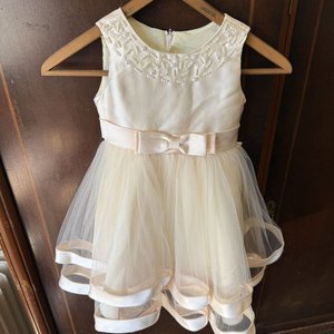 Vestido Infantil de Fiesta Color Crema con Pedrería y Tul - imagen 5