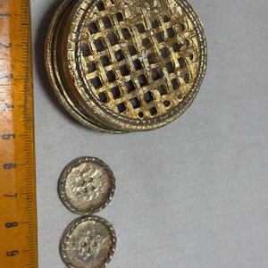 Lote de Piezas y Accesorios de Bronce y Latón: Monedas, Medallas y Más - imagen 7