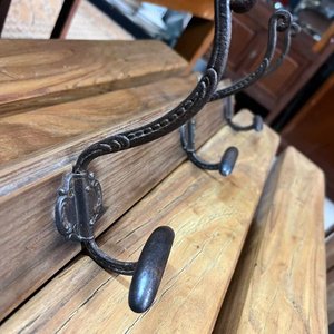 Perchero Antiguo de Madera con Cuatro Ganchos Dobles de Metal - imagen 2