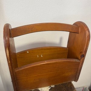 Revistero de Madera Rústico con Asa - imagen 2