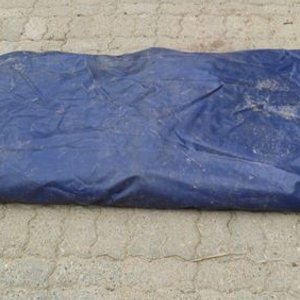 Toldo de Campamento Impermeable con Detalles de Uso y deterioros visibles. Medias Aprox. 300 cm x 400 cm - imagen 1
