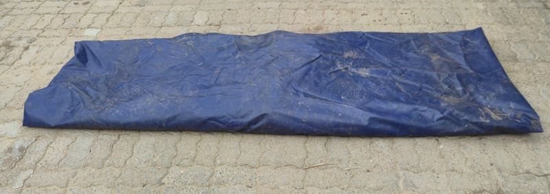Toldo de Campamento Impermeable con Detalles de Uso y deterioros visibles. Medias Aprox. 300 cm x 400 cm